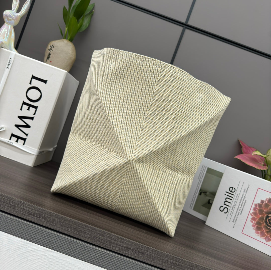 L*E 31 FUZZLE FOLD IN WHITE CANVAS