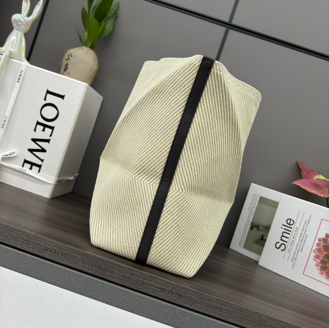 L*E 31 FUZZLE FOLD IN WHITE CANVAS