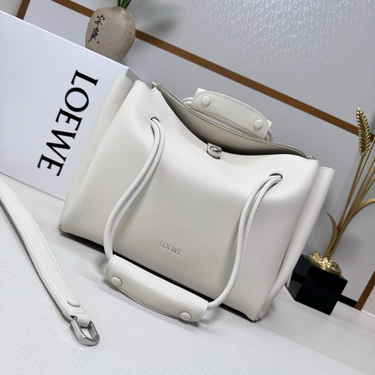 L*ewe Madrid Bag 33cm White Grain Cowhide
