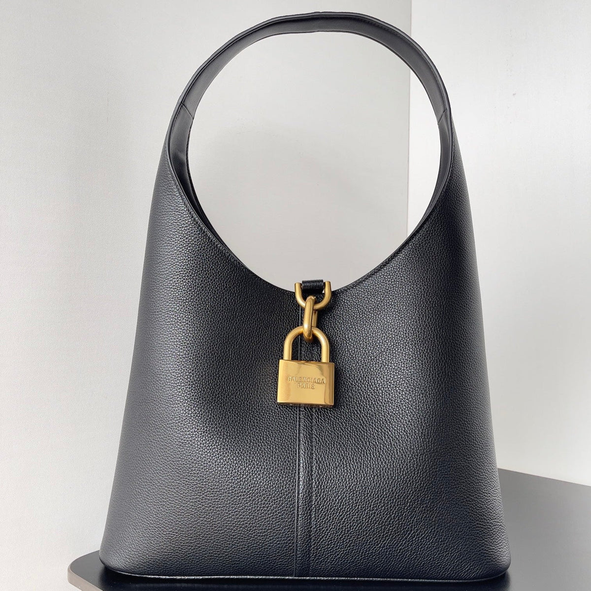 GOLD LOCKER SHOULDER BAG 62 IN BLACK CALFSKIN