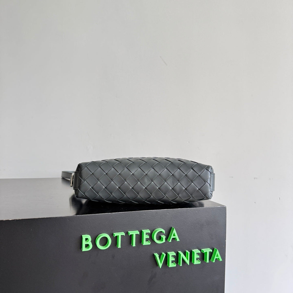B*V Traveler Phone Pouch Black Intrecciato Calfksin