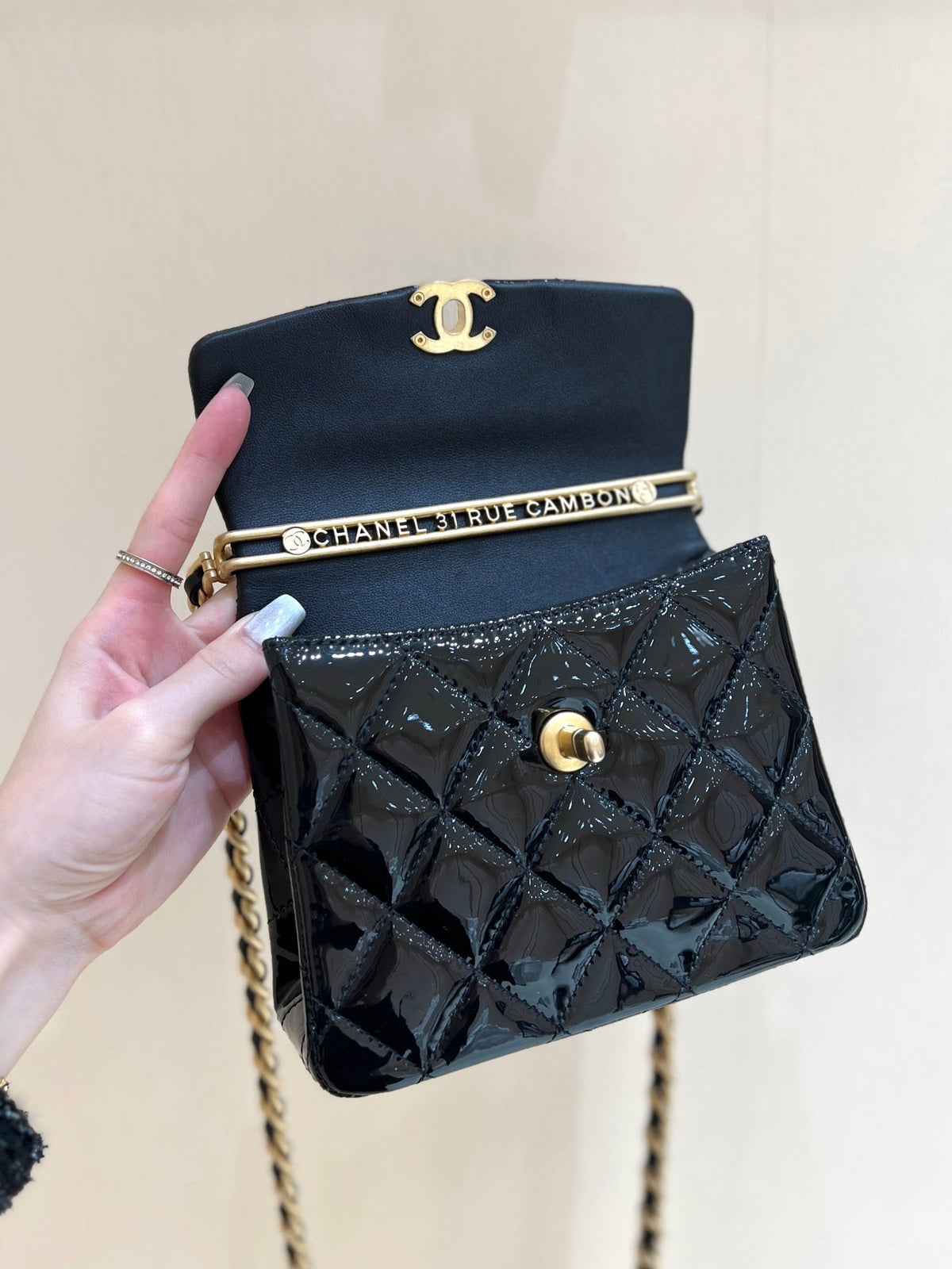 24s 31 ruecambon 15cm black patent calfskin