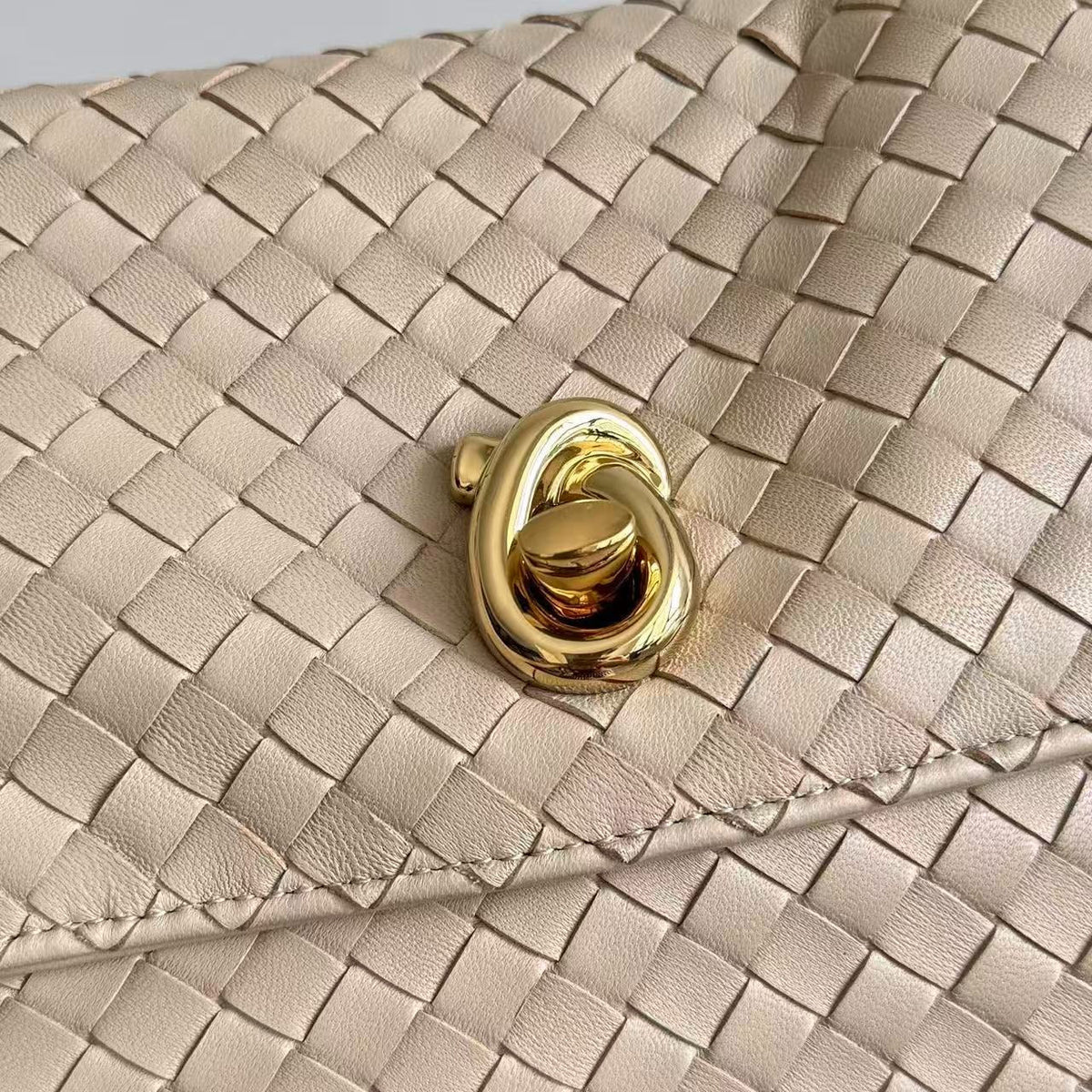 B*V 2026 Madison Intrecciato Bag 27cm Beige Leather