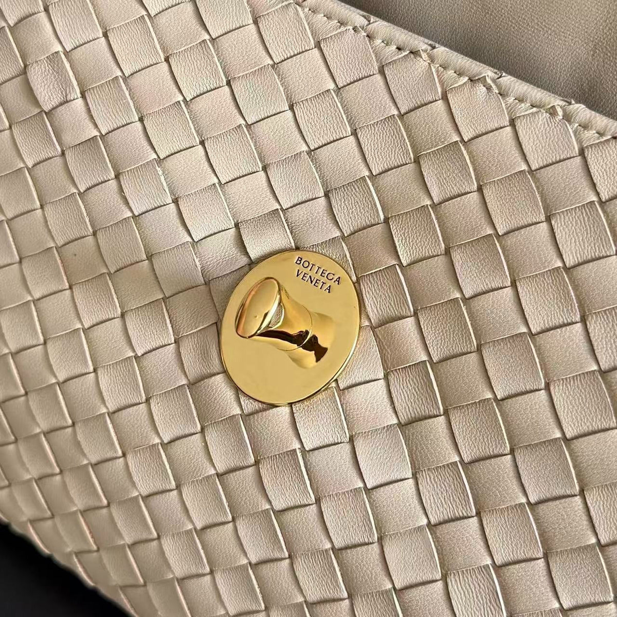 B*V 2026 Madison Intrecciato Bag 27cm Beige Leather