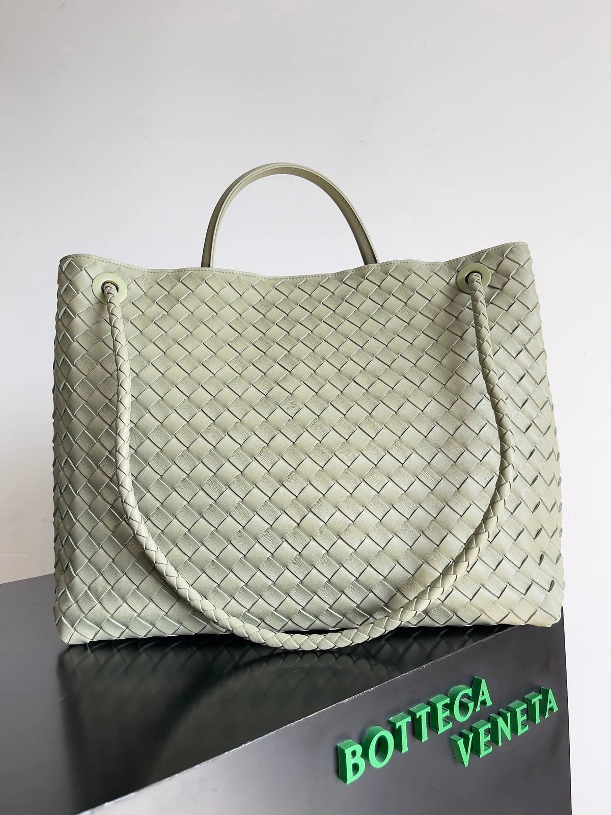 B*ttega V*neta 2026 Andiamo Bag Nappa Leather