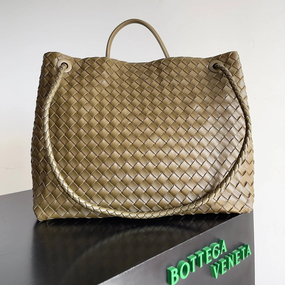 B*ttega V*neta 2026 Andiamo Bag Nappa Leather