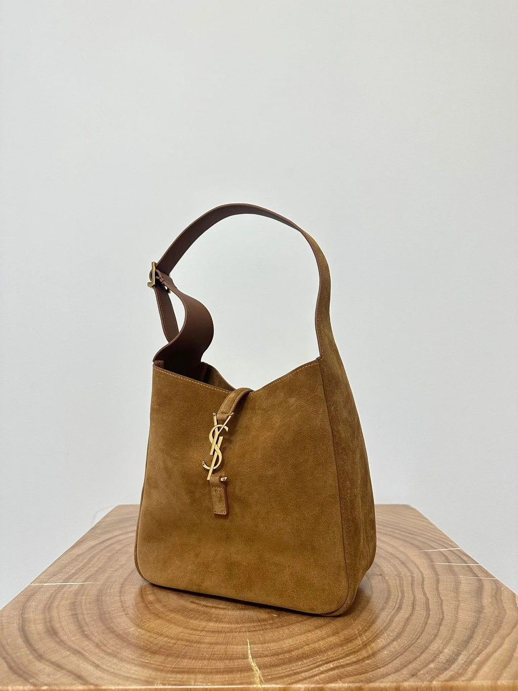 LE 5 À 7 SUPPLE SMALL 22 IN CARAMEL BROWN SUEDE