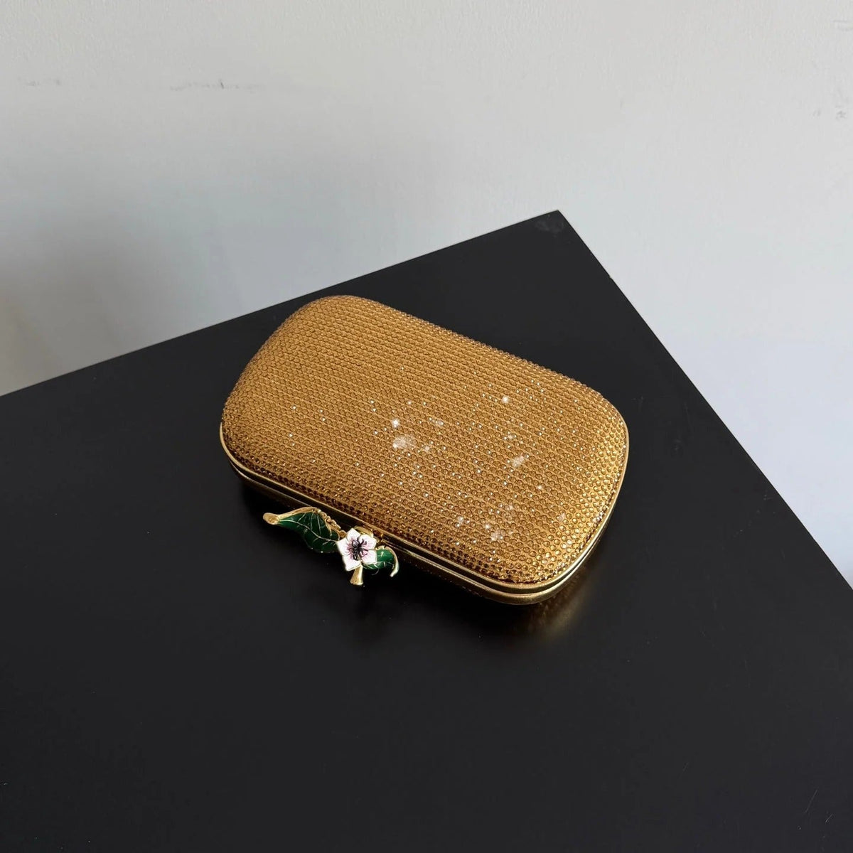 B*ttega V*neta 2026 Knot Embellished Clutch Crystal Leather Minaudière